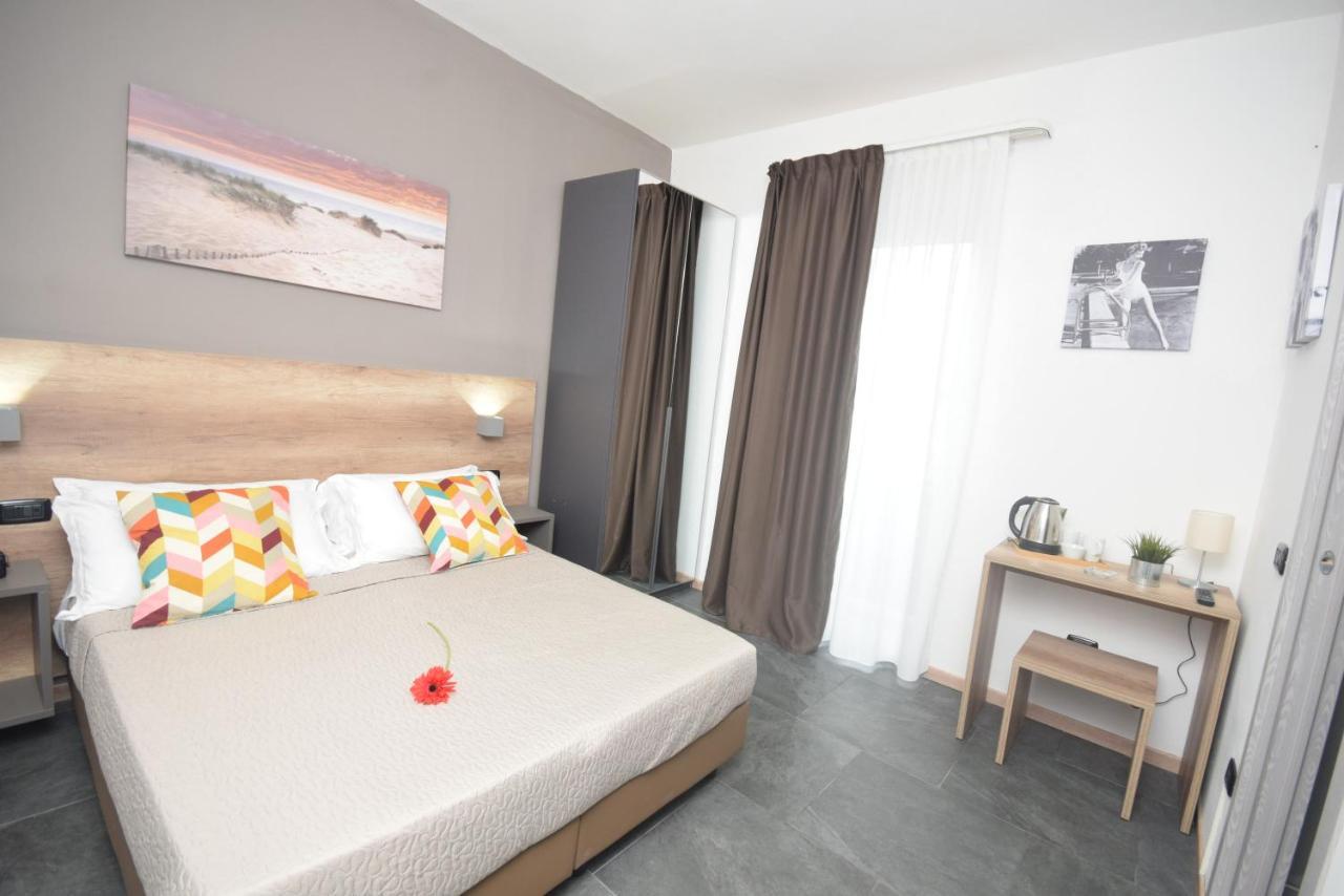 Hotel Crisvan Rimini Exterior photo